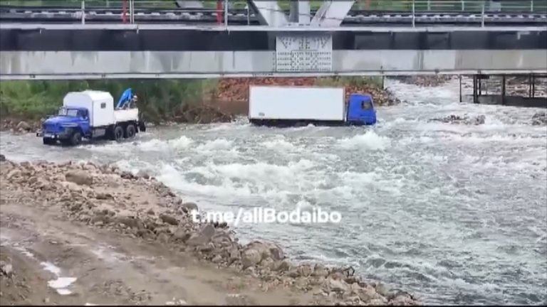 В транспортной блокаде, или Альтернативу повреждённому мосту начали обустраивать в Бодайбо